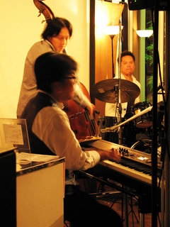 ピアノ：佐山雅弘、ベース：中林薫平、ドラムス：国場幸孝