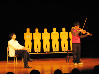 非登校生徒ムラカミと、ヴァイオリン弾きのミヤザワ。